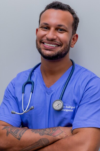 Tonio aveva deciso di fare il corso per infermiere dopo aver trascorso anni a scaricare zolfo e a occuparsi dei carri, cambiando mestiere per avvicinarsi a una professione che lo facesse sentire utile