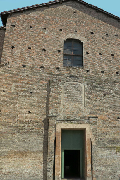 Chiesa e abitazione di Ludovico Muratori formano un blocco unico denominato Aedes Muratoriana, un’antica isola di mattoni che dalla piazzetta si affaccia sulla via Taglio