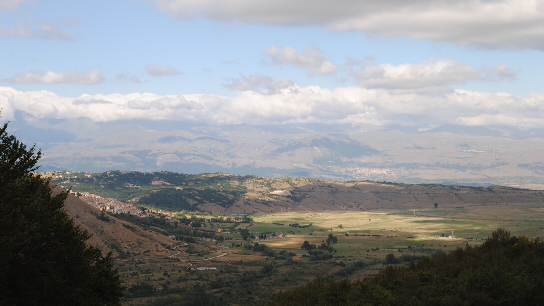 La cucina abruzzese si distingue per un legame profondo con il territorio, che unisce mare e montagna in un equilibrio raro e riconoscibile. In foto Campo Felice, Appennini Centrali, Abruzzo, Italia in una foto di Serenapaliria