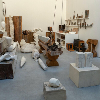 A disputa sobre Bird in Space nas cortes americanas trouxe à tona questões fundamentais sobre a arte moderna, destacando o impacto do minimalismo e do surrealismo no cenário artístico europeu. Estudio do artista em Paris, França