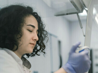 Eine Wissenschaftlerin ist in ihre Untersuchung vertieft