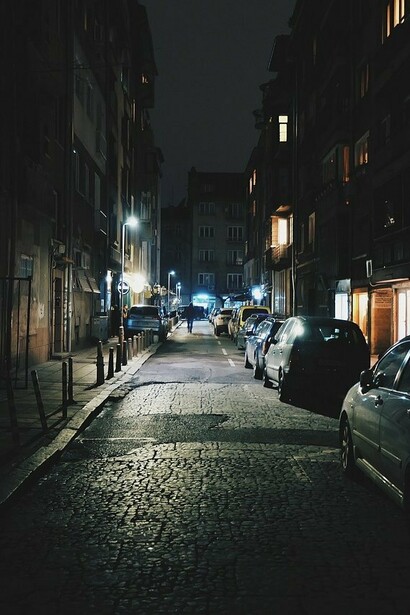 Il paesino ha strade vuote, come la casa di Mastro Ciliegia e di Geppetto. È il vuoto della coscienza pinocchiesca, il vuoto di un mondo che sa di morte