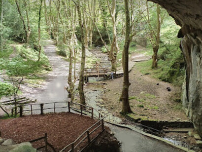 Aquí es posible visitar escenarios que, además de gozar de valor cultural, te acercan a los mismísimos orígenes, al núcleo donde se gestó la leyenda. Cuevas de Zugarramurdi, Navarra, España
