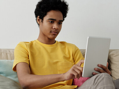 Jovem aprendiz utiliza o ChatGPT em um computador portátil