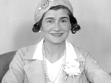 Coco Chanel, assise à un bureau lors d’un séjour à Los Angeles, 1931