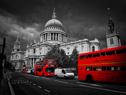 Londres. Autobuses ante la catedral de San Pablo
