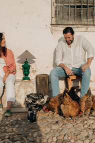 Dánae Marín, fundadora de Can Betelgeuse Studio, en la entrada de su taller en Manises, Valencia (España)