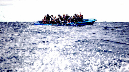Con pandemia o sin pandemia, cientos de personas siguen cruzando el Mediterráneo cada semana huyendo del hambre y la guerra 