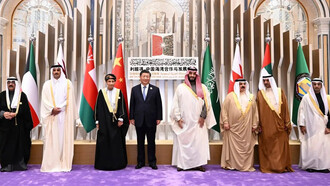 El príncipe heredero de Arabia Saudita y el primer ministro Mohammed bin Salman, en el centro a la derecha,  con el presidente chino, Xi Jinping, en el centro a la izquierda, y otros líderes árabes del Golfo, durante la Cumbre del Consejo de Cooperación entre China y el Golfo (CCG), en Riad, Arabia Saudita, el viernes 9 de diciembre de 2022