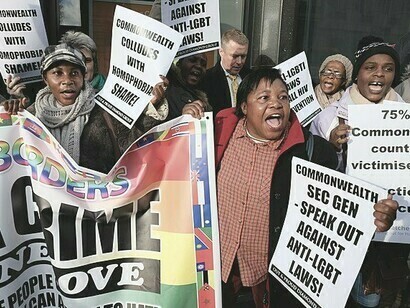 Rassemblement à Londres devant le siège du Secrétariat du Commonwealth pour demander qu'une plus grande égalité pour les personnes LGBT soit mise à l'ordre du jour du sommet de novembre, Angleterre