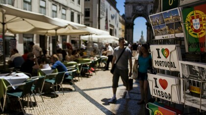Com o turismo de massa, a Baixa de Lisboa enfrentou um influxo de hotéis de baixo custo e lojas de souvenires que vendem produtos baratos de estilo português feitos na China