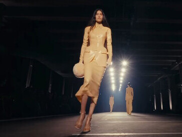 The debut collection revives old Hollywood glamour and the fetishised showgirl cliché—long portrayed as a modern goddess and embedded in the cultural imagination. It was conceived as a synergetic link to Mugler’s house codes and craftsmanship, driven by a personal need to reconcile opposing forces and harmonise these obsessions with the brand’s iconoclastic spirit