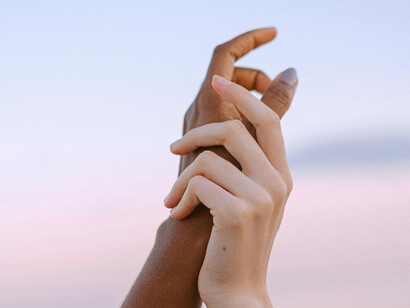 Mirando el cielo de tu pieza, que parece cada vez más cerca de tu cara, sientes que el mundo se te viene encima