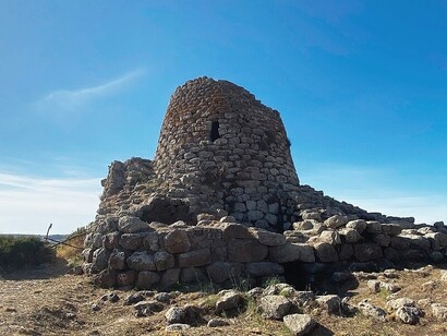Tra le torri di basalto, il tempo si piega e lascia spazio a presenze che sfiorano il confine dell’invisibile