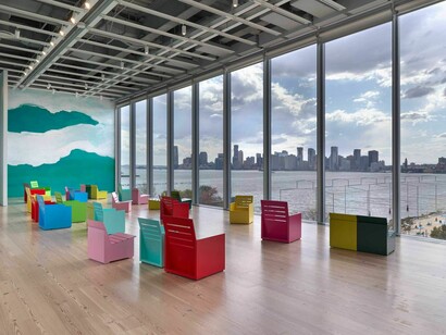 Mary Heilmann, Larga línea, vista de exhibición. Cortesía del Whitney Museum of American Art