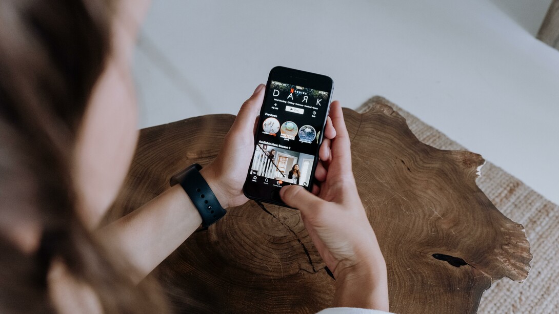 Intrattenimento, contenuti multimediali e tecnologia. La tecnologia ci aiuta, inutile negarlo, ma dall’altro lato ci ingabbia, alimenta una dipendenza che può sfociare in forme di depressione e ansia molto gravi. E il pericolo di assenza di pensiero, di una condizione di semi incoscienza indotta, quasi come un coma irreversibile sarebbe un ottimo motivo per allontanarci dalla tecnologia almeno un po’, pensando a momenti di disintossicazione