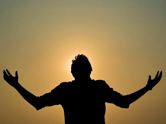 A silhueta de um homem ergue os braços diante do céu dourado do entardecer, em um gesto que sugere abertura e renovação. Depois de refletir sobre a força das tristezas e das lembranças que permanecem, o autor encontra na possibilidade de recomeçar a cada dia uma nova chance de ser feliz