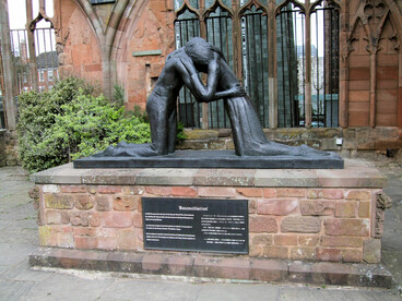 Josefina Alys Hermes de Vasconcellos (octubre de 1904 – julio de 2005) fue una escultora inglesa que trabajó en bronce, piedra, madera, plomo y metacrilato. «Reconciliación», 1977, La Antigua Catedral, Coventry, West Midlands, Inglaterra