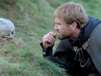 Amleto, film di Franco Zeffirelli, (1990), scena dal film. Amleto, il più grande degli spiriti, che pensando si fa strada verso la verità, a causa della quale muore