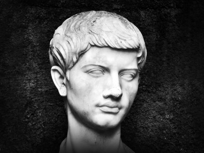 Busto de Virgilio a la entrada de su cripta en el Parque de la Cueva de Posillipo (Nápoles, Italia)