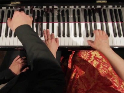 Carles & Sofía spielt das Klavier mit vier Händen