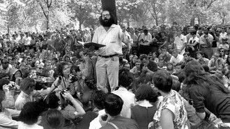 Allen Ginsberg leyendo su obra en el Washington Square Park de Nueva York 