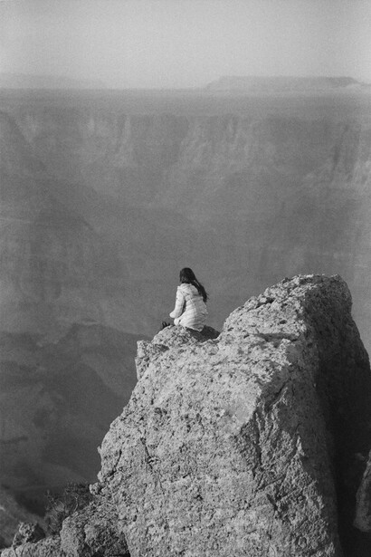 Son regard scrute l’horizon intérieur où s’élabore l’imprévisible passage