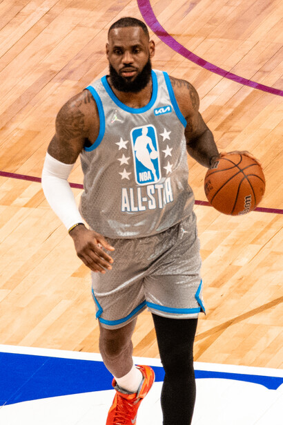 LeBron James en tant que All-Star dribble sur le terrain lors du NBA All-Star Game 2022 à Cleveland, États-Unis, le 20 février 2022. Photo par Erik Drost