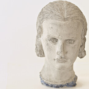 Lucio Fontana, Ritratto di ragazza, 1929-1930
32,5 x 18,5 x 22,5 cm, Gesso colorato in azzurro alla base del collo, Arch. Fontana 1936/2, courtesy Studio la Città e Galleria Tonelli, foto Vincenzo Castella