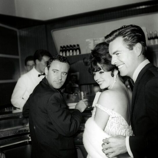 Marcello Geppetti (1933-1998), Jack Lemmon, Joan Collins and Robert Wagner at “Caffè dell’Epoca”, Rome, October 1961, MGMC & Solares Fondazione delle Arti
