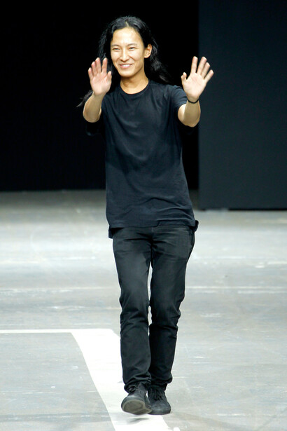Alexander Wang saluda desde la pasarela
