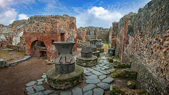 Panadería de Popidio Prisco (VI 2,22) una de las más grandes de Pompeya excavada en la década de 1820 