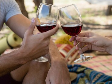 Brindisi con calici di vino rosso: "... dopo anni in cui il vino strutturato e voluminoso era sinonimo di qualità, oggi si cercano prodotti più leggeri, più freschi, a bassa gradazione alcolica, a volte non filtrati, biologici o biodinamici"