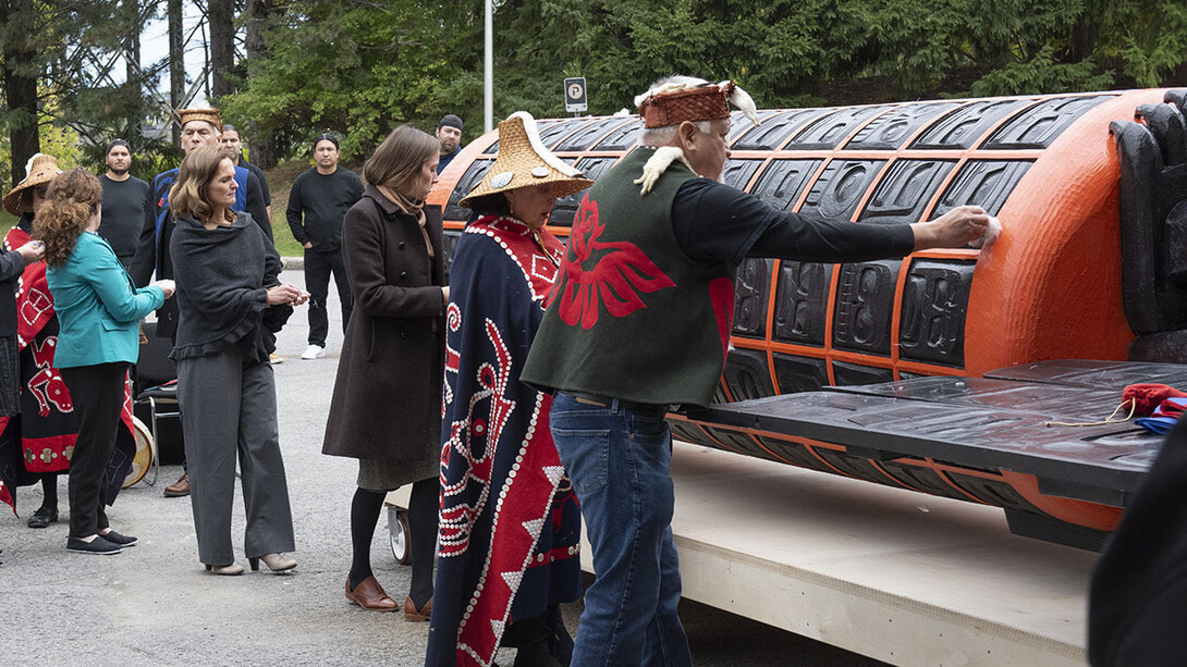 Upon its arrival, Stanley C. Hunt, his family, and many Museum staff participated in an outdoor eagle-down ceremony to bless the monument. Courtesy of the Canadian Museum of History