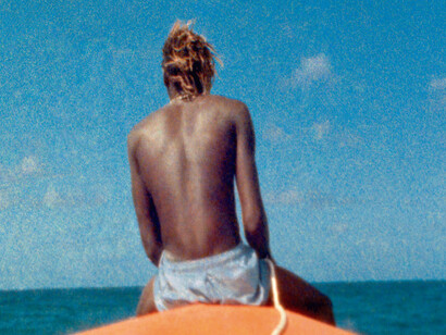 Image extraite de Steve McQueen, Ashes , 2014-15, double projection vidéo HD synchronisée (transférée d’après des films
8mm et 16 mm), son, écran double-face, affiches. 20 min.31 sec.
Still images of Steve McQueen, Ashes , 2014-15, two-channel synchronized HD video (transferred from 8mm and 16mm
film) with audio, projected onto two-sided screen; posters. 20 min. 31 sec.