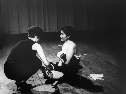 Yoko Ono. John cuts piece 3