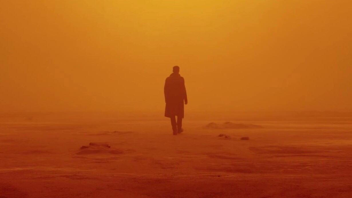 Cena do filme Blade Runner 2049 (2017), a continuação do original de 1982