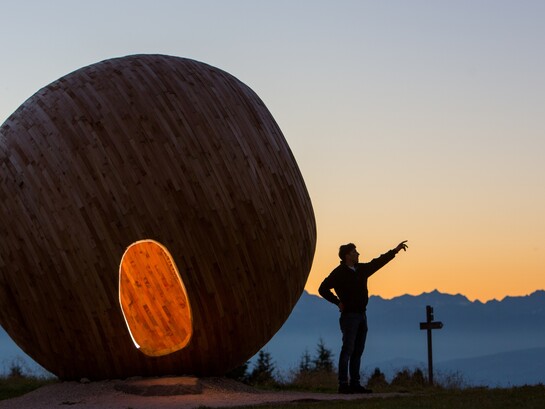 La famiglia Pichler porta avanti da generazioni una tradizione alberghiera radicata in Val d’Ega, trasformando l’ospitalità in un progetto condiviso tra famiglia, collaboratori e territorio. Ganis Resort, Nova Ponente Obereggen, Trentino Alto Adige, Italia