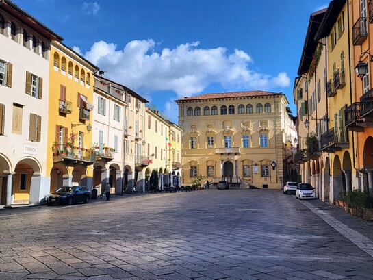 Biella Piazzo, Piazza della Cisterna con vista sul palazzo Cisterna, foto di Michael Musto. Biella, Italia