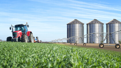 Quantos dos exportadores são na verdade, multinacionais de capital estrangeiro norte-americano, ou francês, ou espanhol, português, italiano, etc? Quais estão localizadas em SP e RS, SC ou PE; as do café ou da ração animal, com base produtiva na commoditie de soja que reexportam para as matrizes originais? Vinhos, pescado em conserva, automóveis, etc... E o Balanço de Pagamentos todo, qual o seu reflexo e porque não foi previsto ou avaliado tecnicamente, com seus riscos intrínsecos, em tempos? 