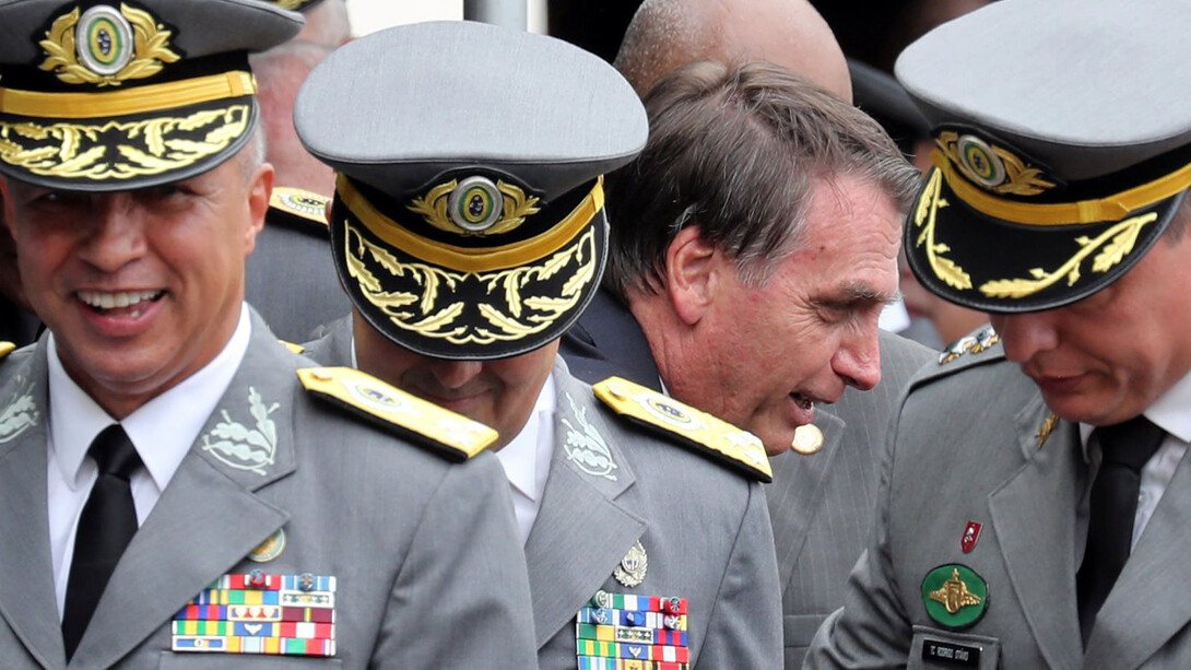Jair Bolsonaro entre altos rangos del ejercito de Brasil