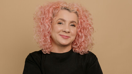 Carla D’elia, a fundadora do Save Me Teacher. Especialista em Business English e Mestre em Linguística Aplicada pela Universidade de São Paulo (USP), a professora, fundadora da plataforma Save Me Teacher, nasceu com o dom de ensinar