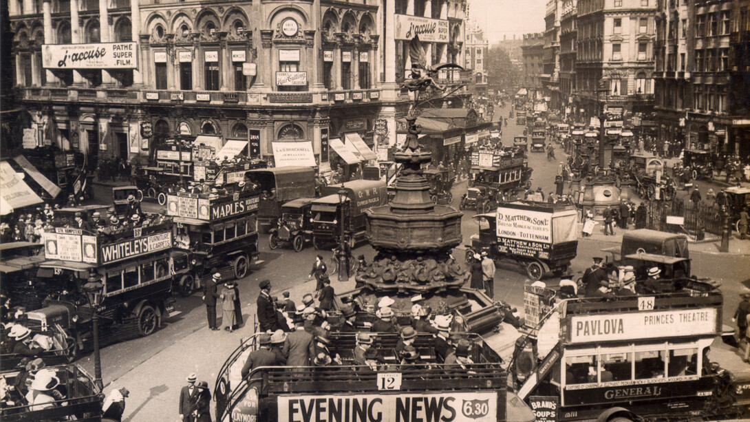Piccadilly Circus, traffic scene, 1919