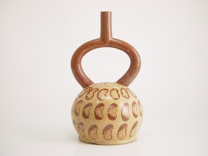 Huaco de la cultura Moche (Perú) con dibujos de pallares pintados. Museo Larco, Lima, Perú. ML002480 