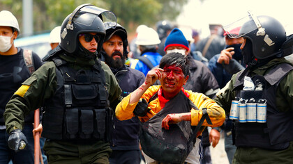 2019 fue el año en el que el Latinoamérica estalló de norte a sur: en la imagen, la policía se lleva a un manifestante ensangrentado que protestaba en La Paz tras el golpe de Estado que derrocó en Bolivia a Evo Morales