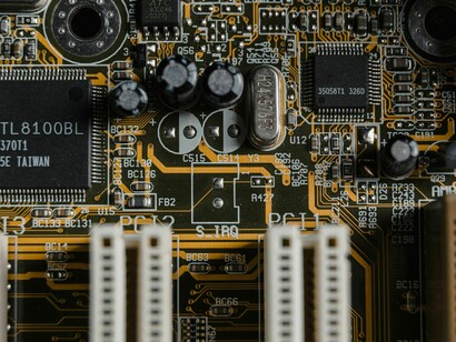 La fragilidad de los qubits exige temperaturas extremas para evitar errores por decoherencia cuántica