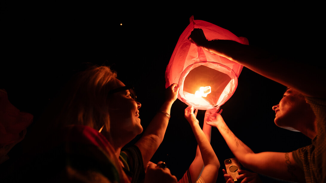 Festividades de São João no Porto, em Portugal. Nesse artigo vamos procurar entender as semelhanças entre essas duas culturas e como certos sentimentos curiosos são no mínimo esquisitos e no máximo assustadores e difíceis de entender. Obviamente, vamos tentar decifrar esses pensamentos e mostrar o porquê não tem sentido algum de ter esse tipo de pensamento tanto por parte dos brasileiros quanto por parte dos portugueses