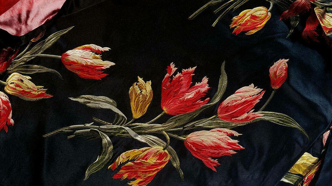 Reinterpretazione del modello Tulipani Olandesi di Charles Frederick Worth, a opera di JW Anderson per la Maison Loewe
