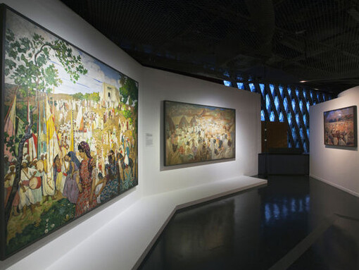 Vue de l'exposition "Peintures des lointains" © musée du quai Branly - Jacques Chirac, photo Gautier Deblonde