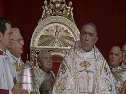 Adrianus había soñado muchas veces con el gesto de quitarse la tiara papal como hacía Anthony Quinn. Las Sandalias del pescador (1968), de Michael Anderson con Antjony Quin